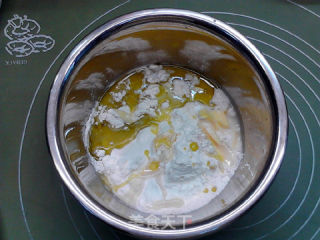 薩拉米新奧爾良雞肉雙拼披薩的做法步驟：3