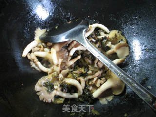 肉絲酸菜炒秀珍菇的做法步驟：6