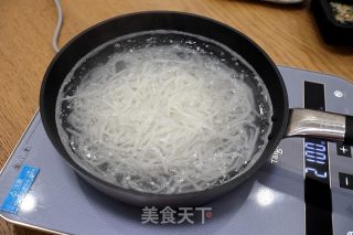 水煮肉片雞湯米線的做法步驟：7
