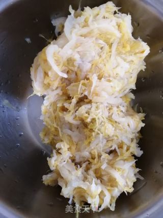 紅燒肉燉酸菜的做法步驟：3