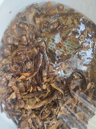 臘肉炒菌菇的做法步驟：2