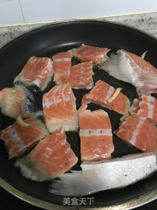 香煎三文魚骨的做法步驟：3