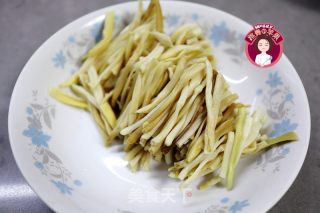 炒苜蓿肉的做法步驟：3