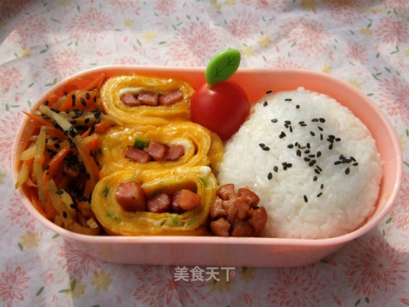 炒胡蘿卜土豆絲厚蛋燒便當?shù)淖龇? /></p>
<p style=