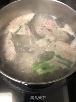 韓國料理之土豆豬骨湯的做法步驟：2
