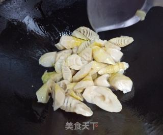 油燜春筍的做法步驟：5