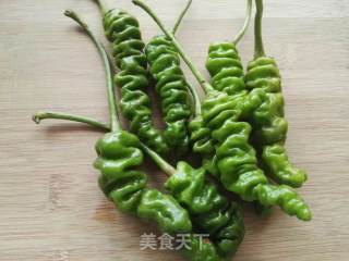 青椒炒干巴菌的做法步驟：2