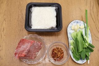 水煮肉片雞湯米線的做法步驟：1