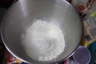 金槍魚臘腸粗糧披薩的做法步驟：3