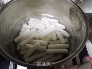 辣白菜炒年糕的做法步驟：2