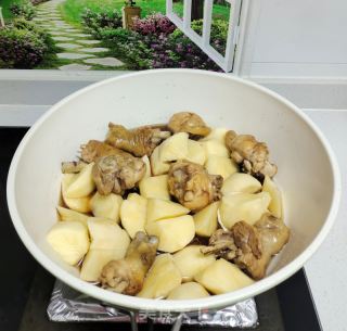 雞腿燉土豆的做法步驟：1