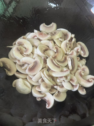 蘆筍炒口蘑的做法步驟：7