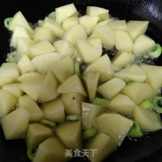牛肉咖喱燉土豆的做法步驟：2