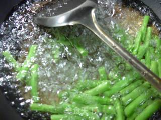 花生米炒梅豆的做法步驟：3