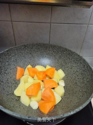 咖喱土豆燜護心肉的做法步驟：5