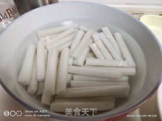 泡菜炒年糕的做法步驟：1