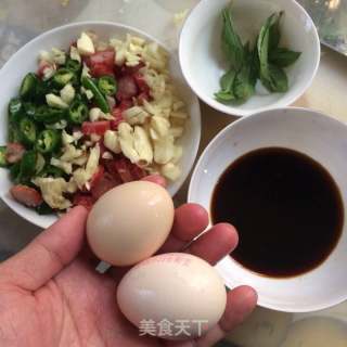 泰式九層塔炒飯的做法步驟：1