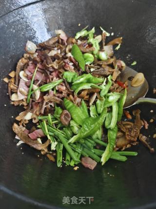 臘肉炒菌菇的做法步驟：11