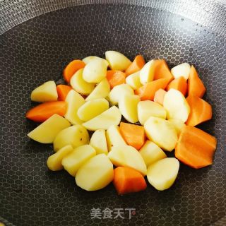 牛腩燒土豆和胡蘿卜的做法步驟：11