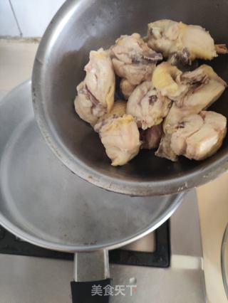 土豆燜雞的做法步驟：3
