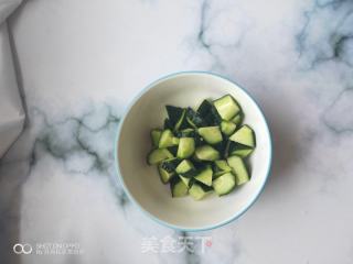 把隔壁的小孩都饞哭了的簡單Q彈的黃瓜豬肉炒意大利面的做法步驟：1