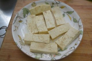 【雞汁鍋塌豆腐】的做法步驟：2
