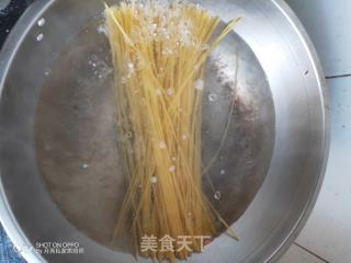把隔壁的小孩都饞哭了的簡單Q彈的黃瓜豬肉炒意大利面的做法步驟：5