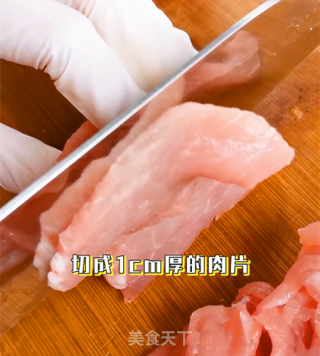 色澤金黃，口味酸甜，年夜飯中翹楚轟轟鍋包肉的做法步驟：1