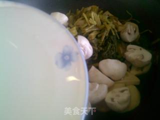咸菜蘑菇煮圓素雞的做法步驟：5