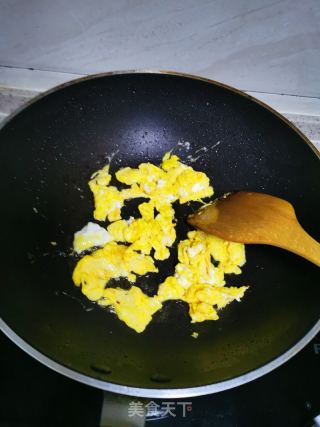 蝦仁菠蘿炒飯的做法步驟：6
