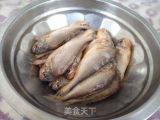貼餅子燉小黃魚的做法步驟：1