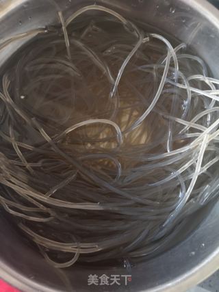 小雞燉蘑菇的做法步驟：1