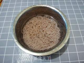 肉末豇豆紅米線的做法步驟：3