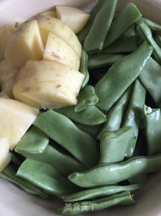 排骨燜東北扁豆的做法步驟：2
