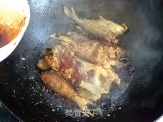 貼餅子燉小黃魚的做法步驟：10