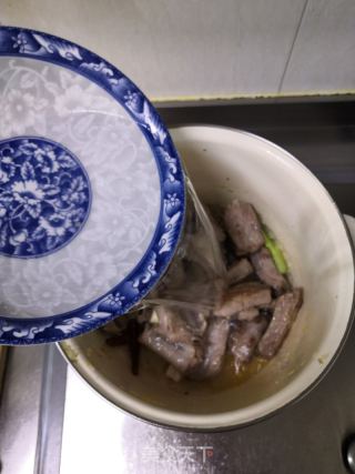 酸菜粉條燉排骨的做法步驟：14
