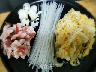 酸菜豬肉燉粉條的做法步驟：2