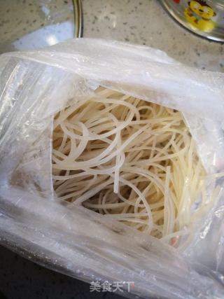 酸菜白肉燉粉條——簡易版的做法步驟：2