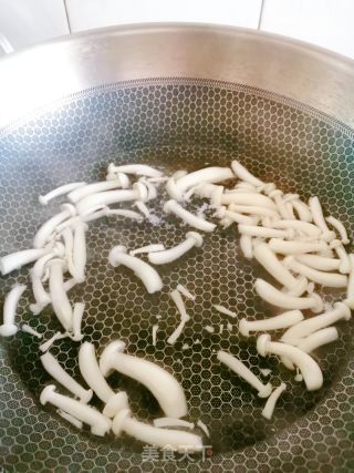 白玉菇炒油菜的做法步驟：1