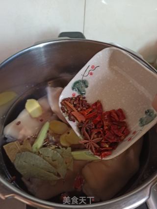 豬蹄肉凍的做法步驟：5