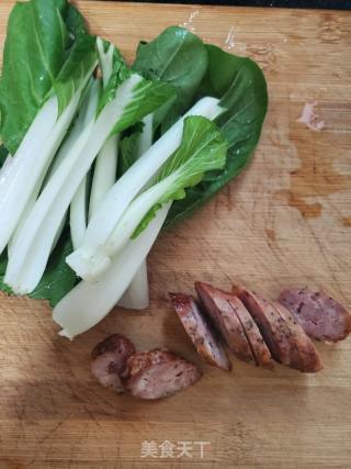 黑椒香腸煮烏冬面的做法步驟：3
