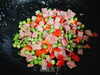 咖喱菠蘿炒飯的做法步驟：8