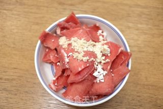 水煮肉片雞湯米線的做法步驟：3