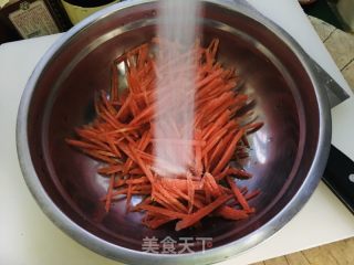 腌胡蘿卜絲的做法步驟：3