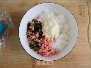 海苔火腿飯團(tuán)（剩米飯花樣吃法）的做法步驟：3