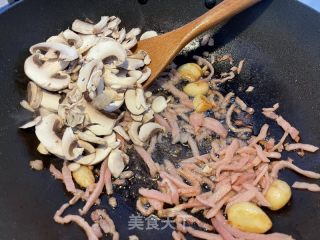 白汁蛤蜊煮意面的做法步驟：4