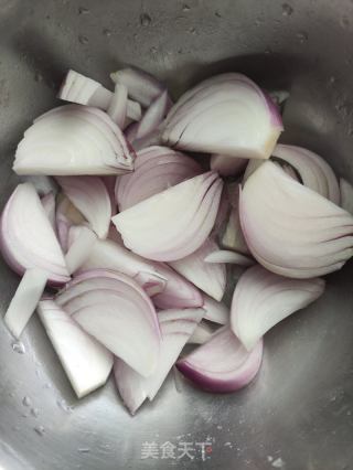 洋蔥炒臘肉的做法步驟：3