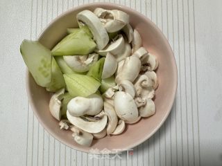 蘑菇滑雞黃瓜蛋料理的做法步驟：2