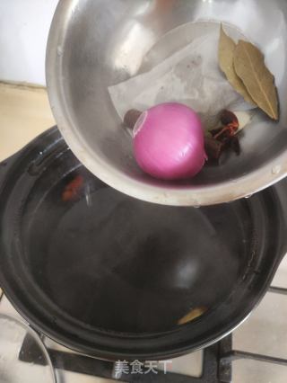 茶香肘子的做法步驟：5