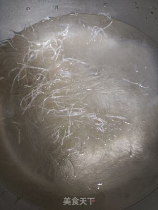 洋蔥雞蛋炒蕉芋粉絲的做法步驟：1